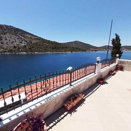 Apartments Carmen Vinišće Εξωτερικό φωτογραφία
