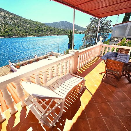 Apartments Carmen Vinišće Εξωτερικό φωτογραφία