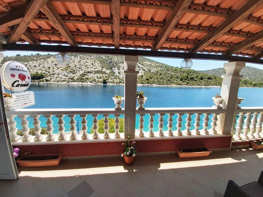 Apartments Carmen Vinišće Εξωτερικό φωτογραφία