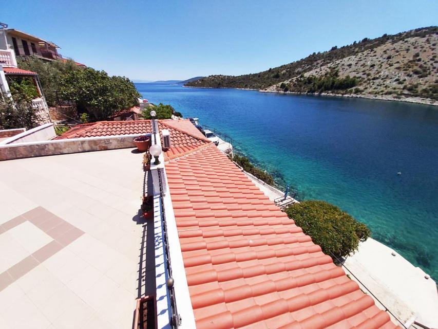 Apartments Carmen Vinišće Εξωτερικό φωτογραφία