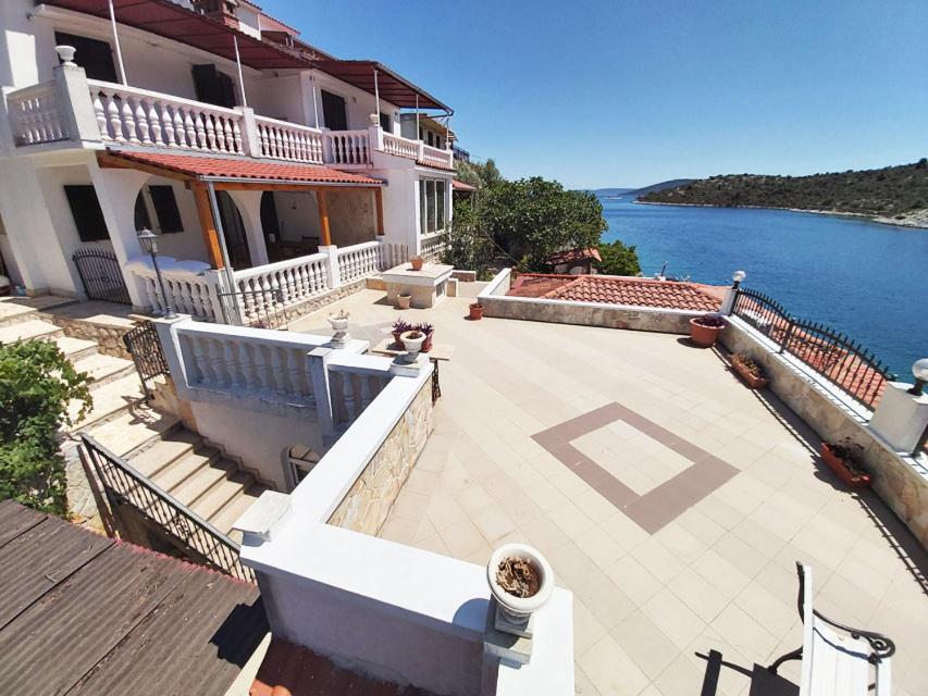 Apartments Carmen Vinišće Εξωτερικό φωτογραφία