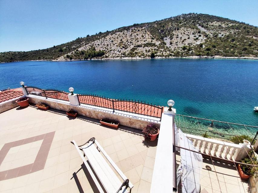 Apartments Carmen Vinišće Εξωτερικό φωτογραφία