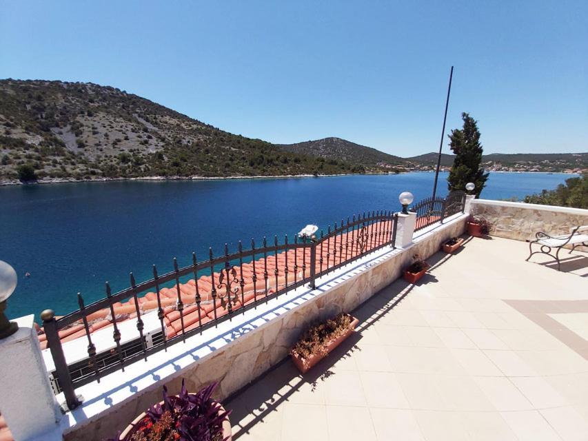 Apartments Carmen Vinišće Εξωτερικό φωτογραφία