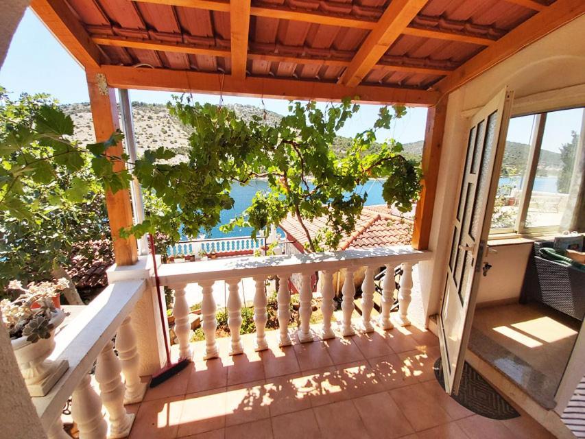 Apartments Carmen Vinišće Εξωτερικό φωτογραφία