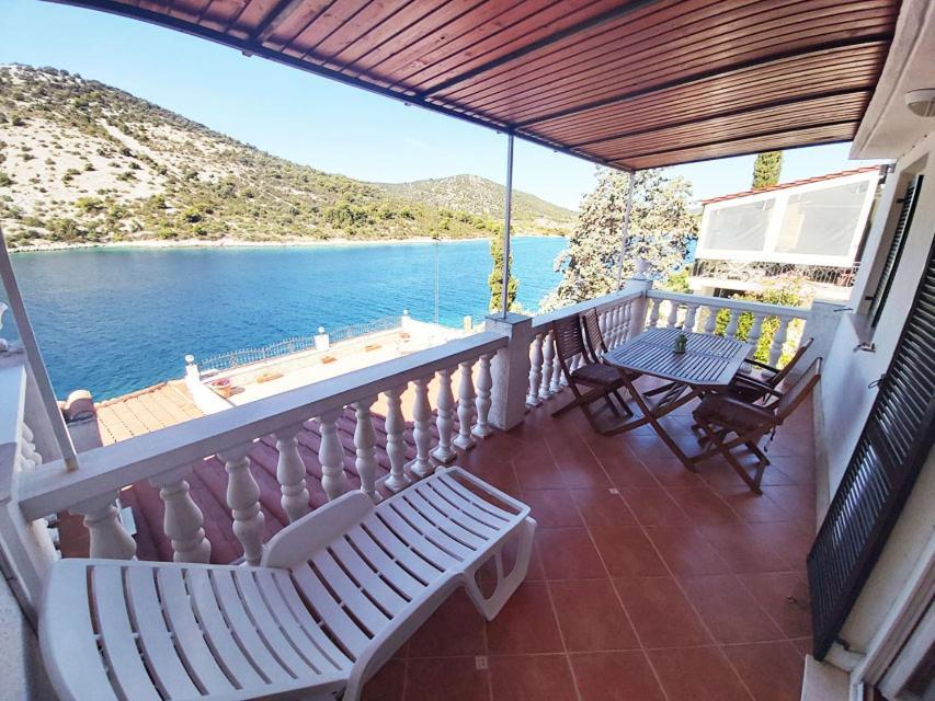Apartments Carmen Vinišće Εξωτερικό φωτογραφία