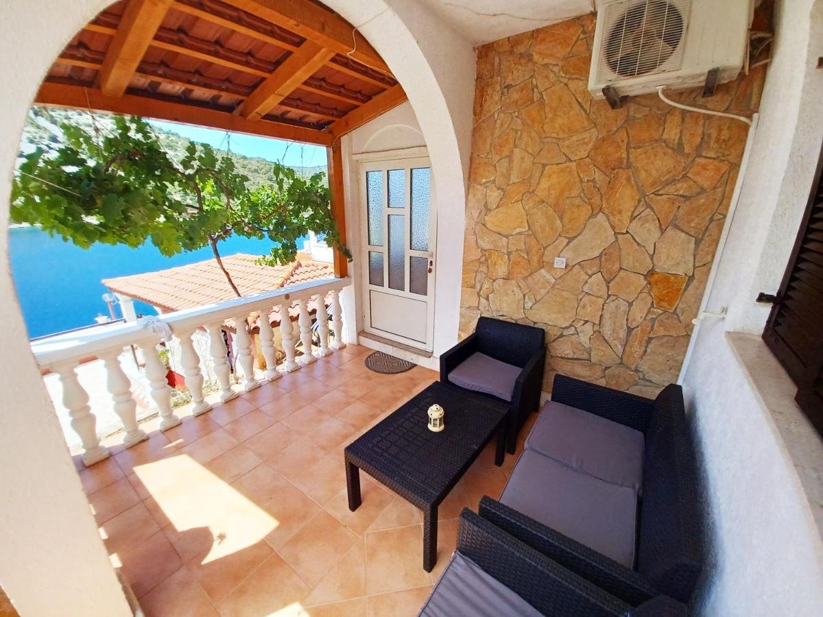 Apartments Carmen Vinišće Εξωτερικό φωτογραφία