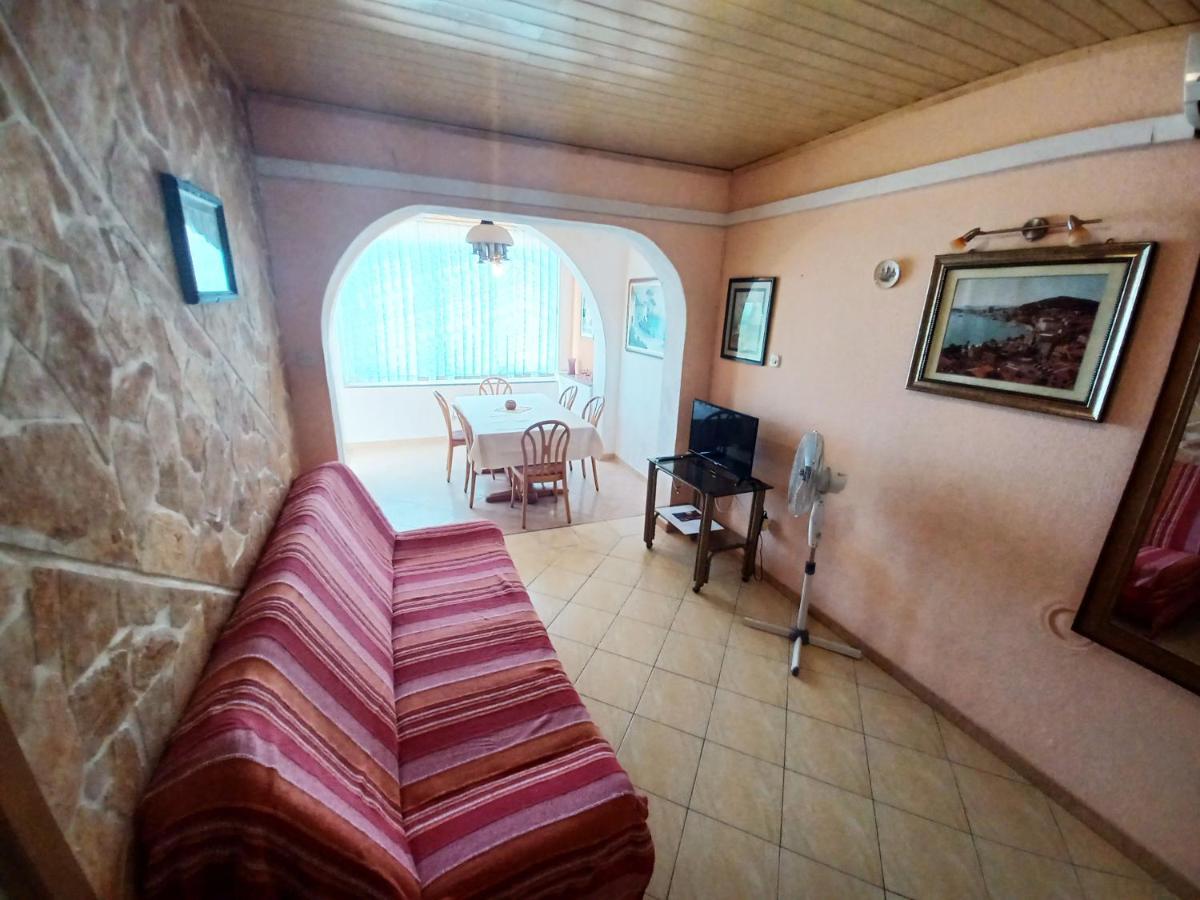 Apartments Carmen Vinišće Εξωτερικό φωτογραφία