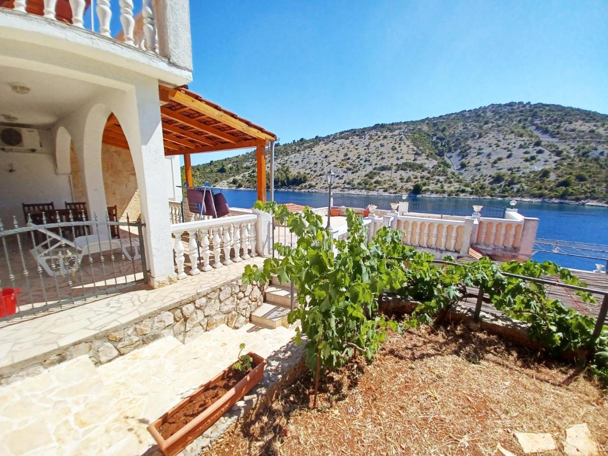 Apartments Carmen Vinišće Εξωτερικό φωτογραφία
