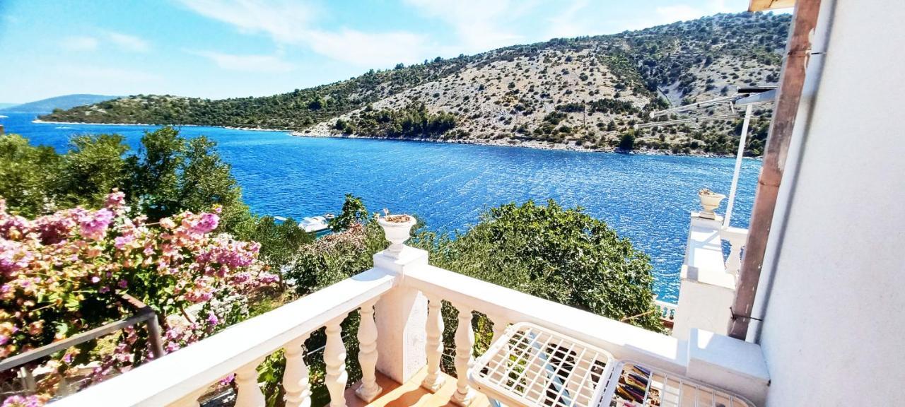 Apartments Carmen Vinišće Εξωτερικό φωτογραφία