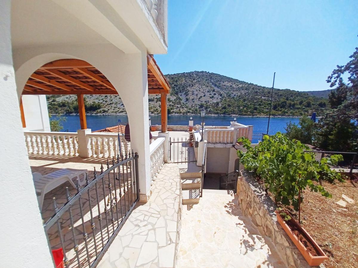 Apartments Carmen Vinišće Εξωτερικό φωτογραφία