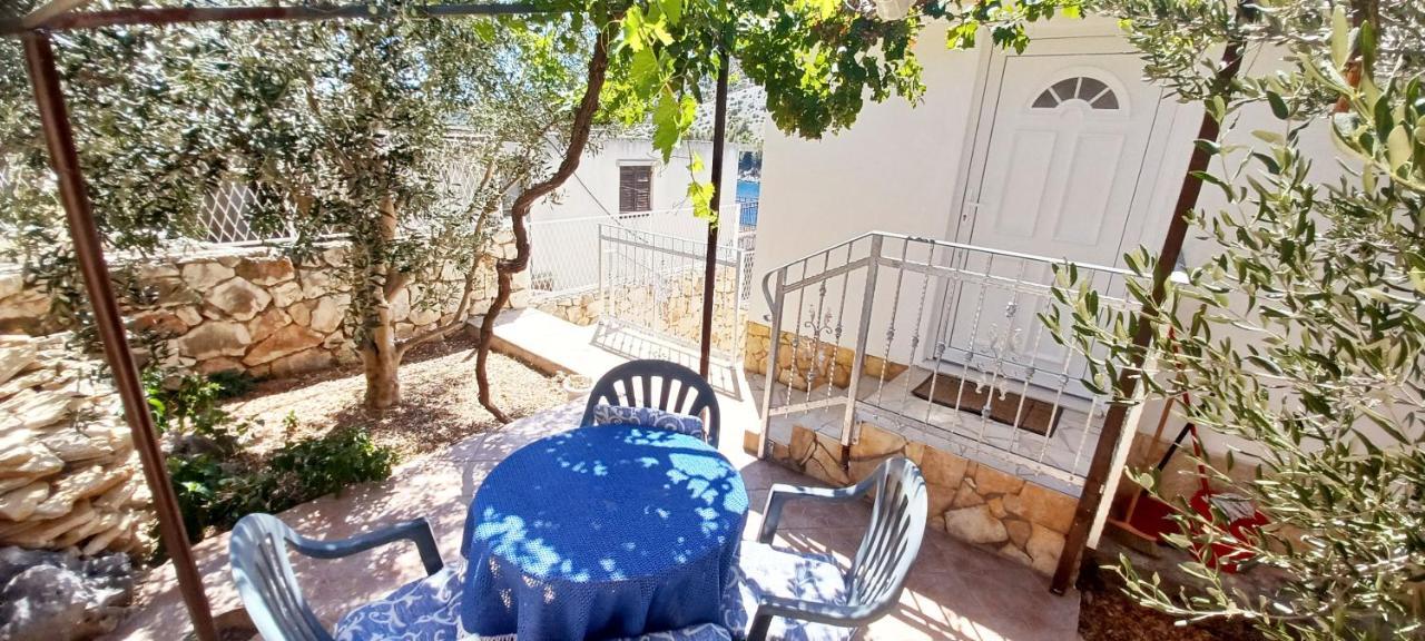 Apartments Carmen Vinišće Εξωτερικό φωτογραφία