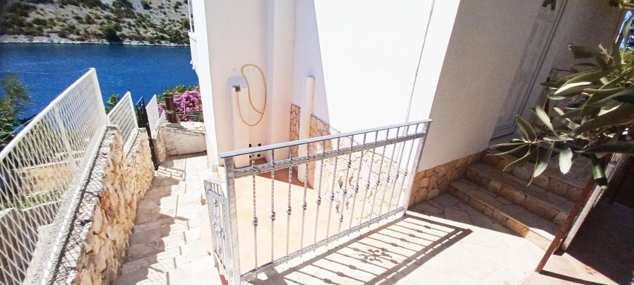 Apartments Carmen Vinišće Εξωτερικό φωτογραφία