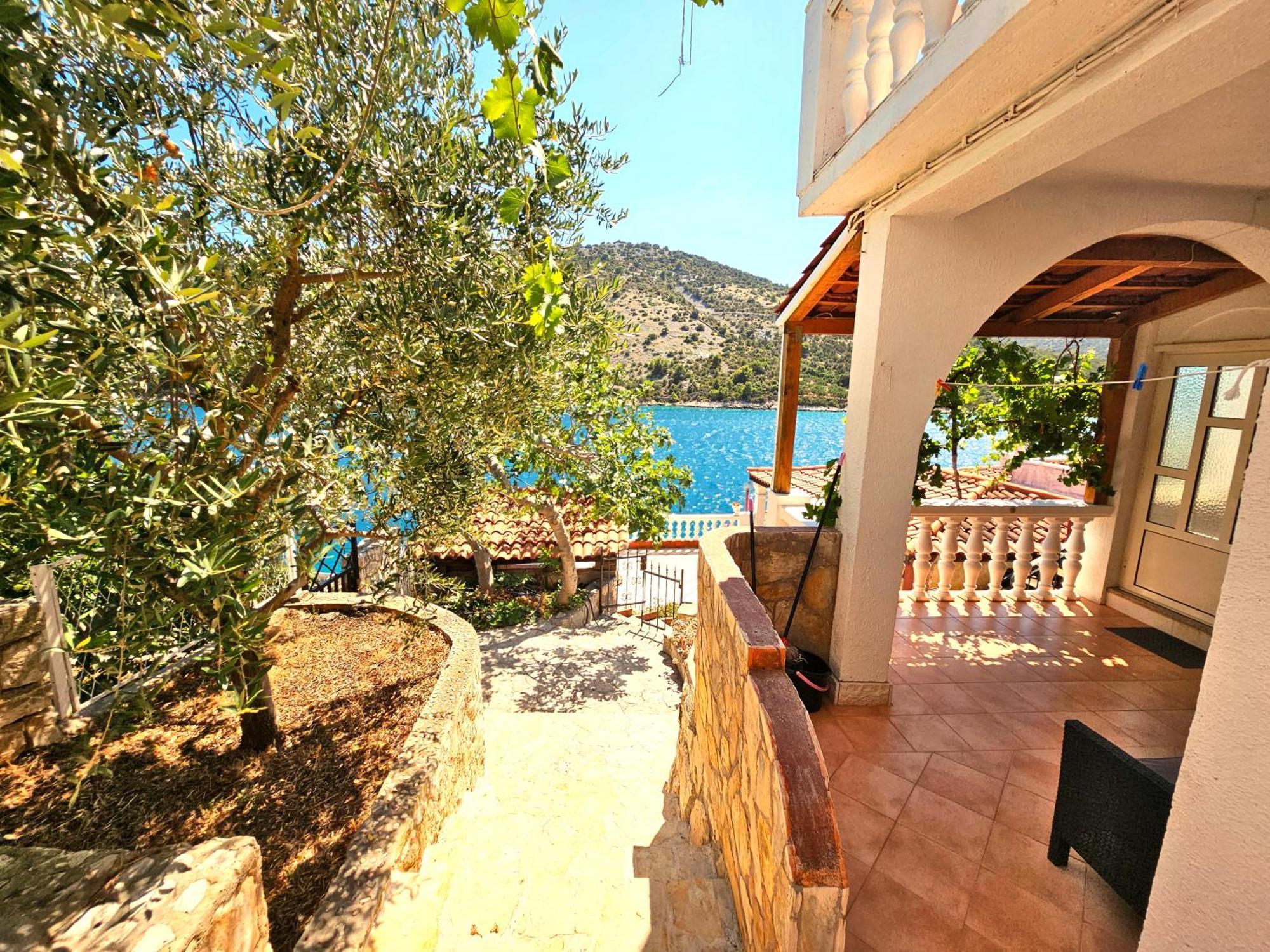 Apartments Carmen Vinišće Εξωτερικό φωτογραφία