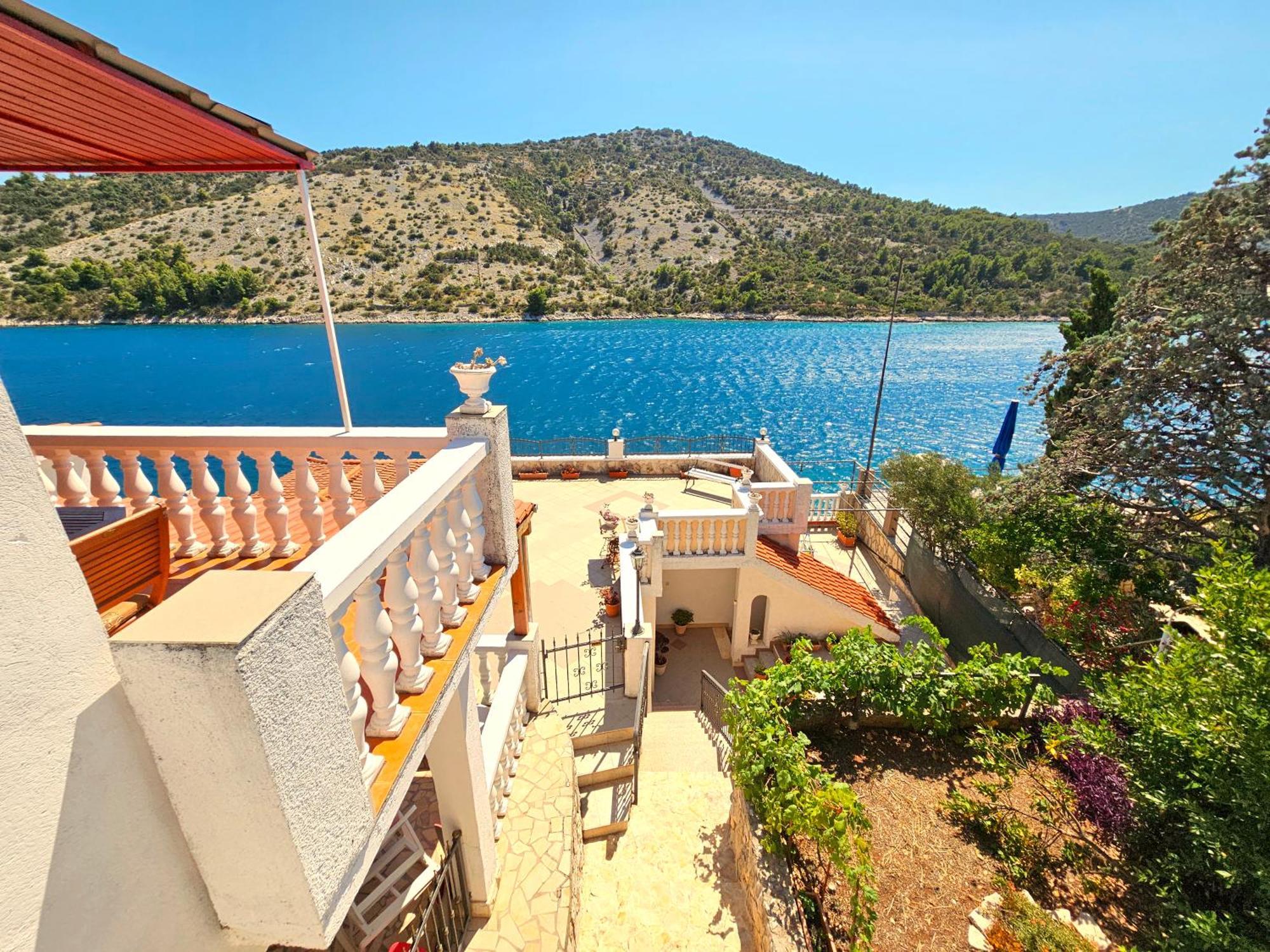 Apartments Carmen Vinišće Εξωτερικό φωτογραφία