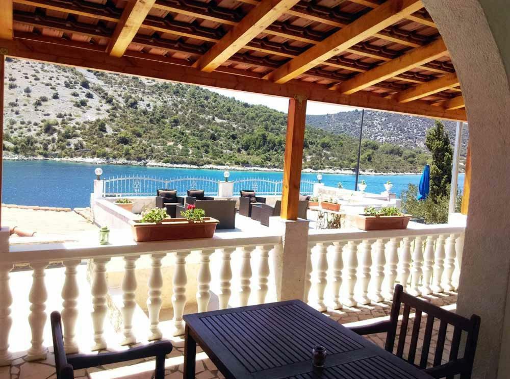 Apartments Carmen Vinišće Εξωτερικό φωτογραφία
