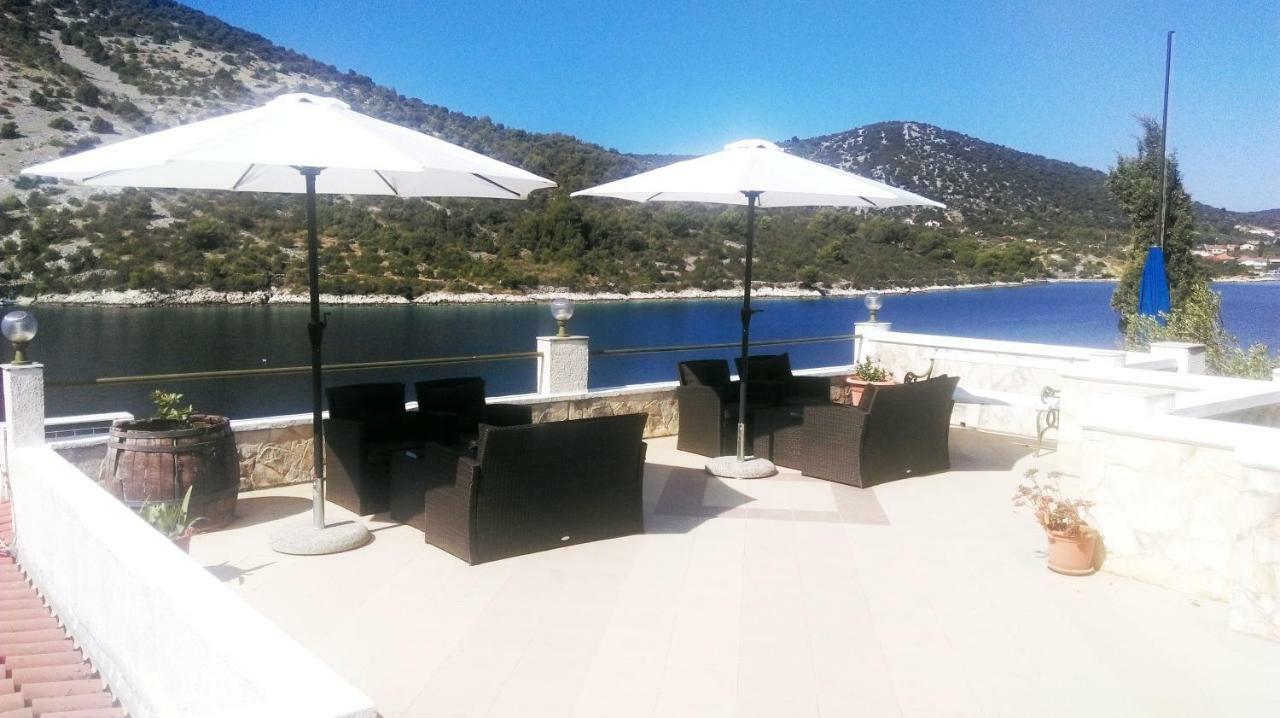 Apartments Carmen Vinišće Εξωτερικό φωτογραφία