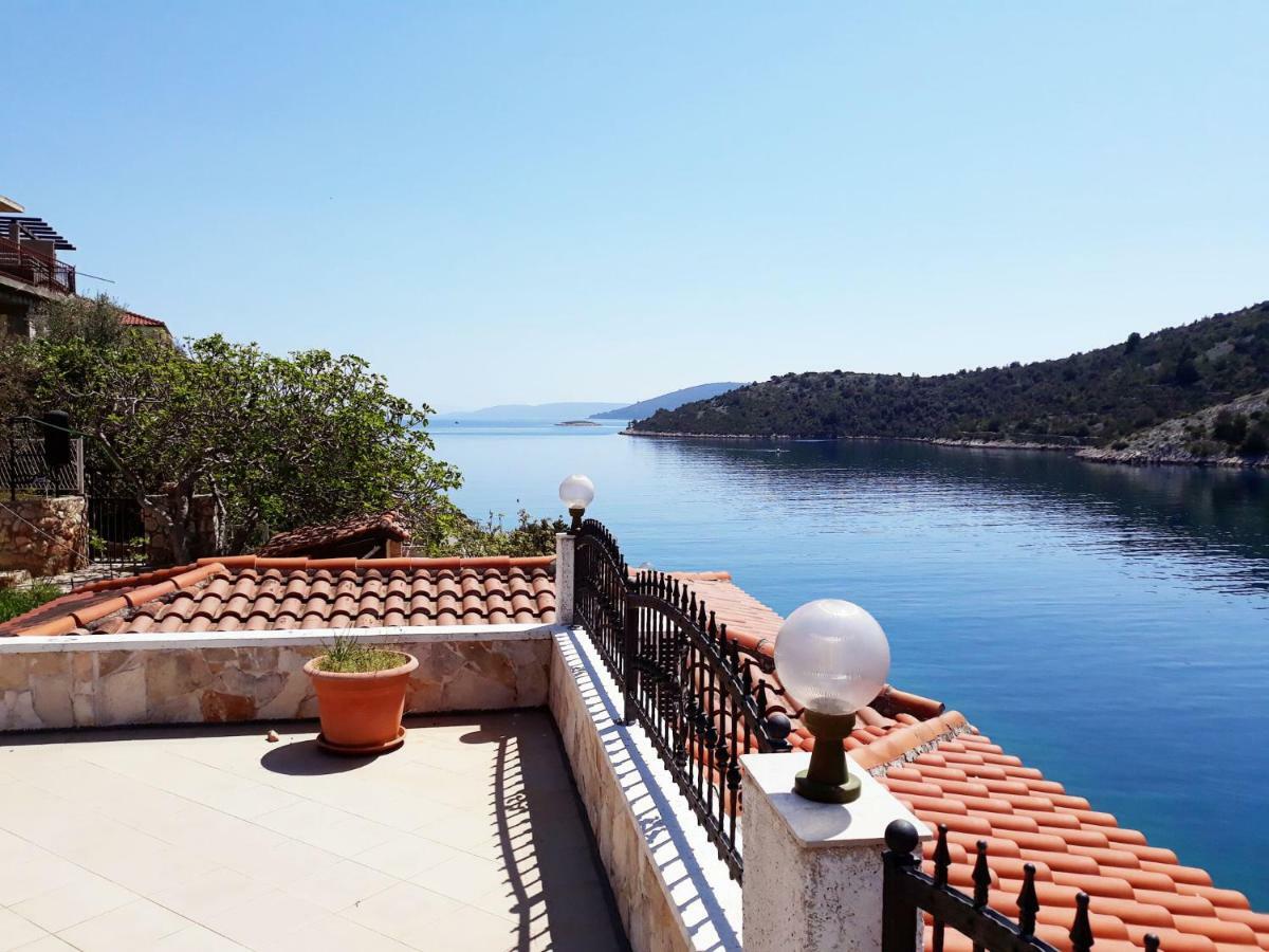 Apartments Carmen Vinišće Εξωτερικό φωτογραφία