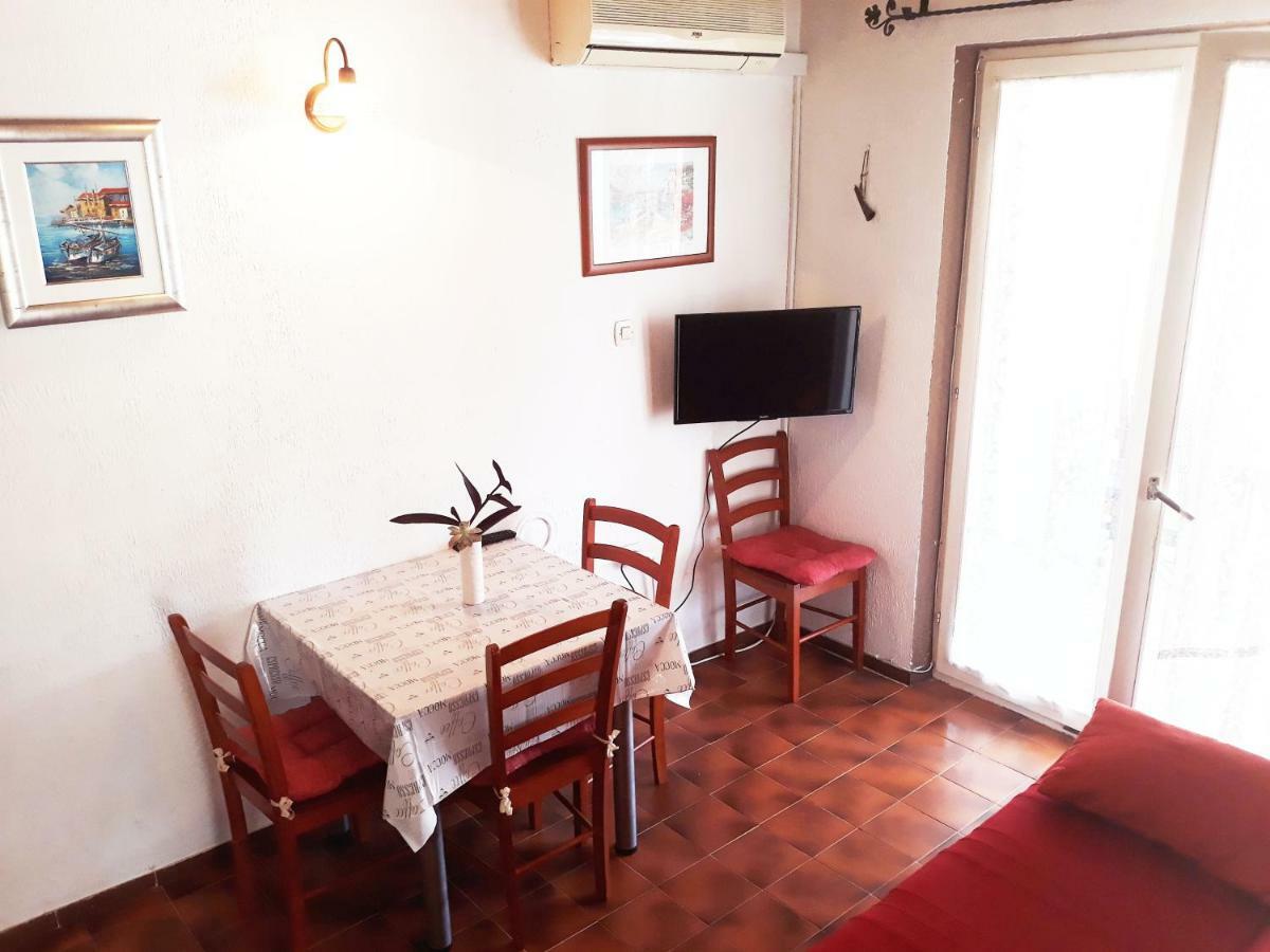 Apartments Carmen Vinišće Εξωτερικό φωτογραφία