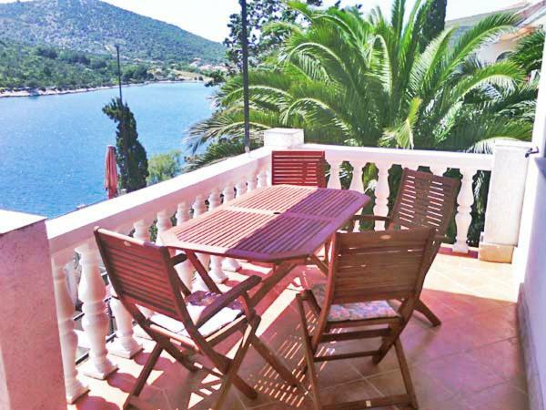 Apartments Carmen Vinišće Εξωτερικό φωτογραφία